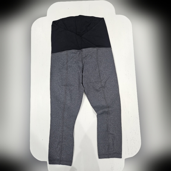 Ingrid & Isabel Active Capri Maternity Pants Leggings Over Belly. Size Med Grey - Picture 3 of 6